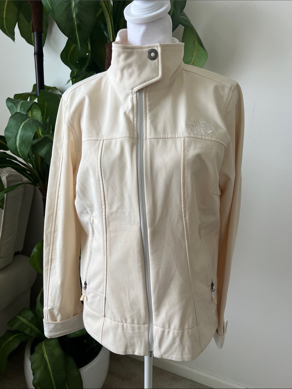 The North Face Womenโs Cream Utility Softshell Jacket